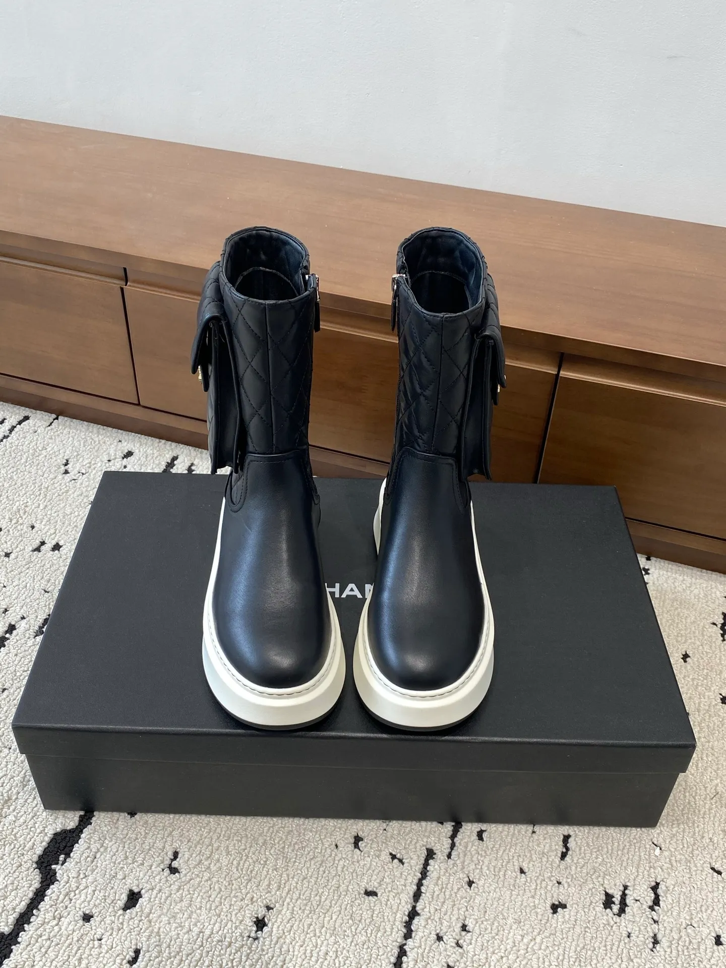 👟👟Ex-factory price 840👟👟 CHANEL 2025s autumn and winter series thick-soled high short boots, high and short are made of imported cowhide respectively, with an additional height of 5cm to show leg length. The boots follow Chanel's classic rhombus pattern, plus a small bag that can be opened to carry small things. Xiao Meimei especially likes it. This is a hot style created by Chanel this autumn and winter. With the traditional inner zipper, it is easy to put on the feet and super comfortable. It is a must-have for this autumn and winter. Upper material: imported cowhide with rhombus microfiber, washed denim ❤︎ Consistently authentic ❤︎ Outsole: original Italian TPU foam outsole Number of yards: 35-40 (40 is custom-made, non-refundable and non-exchangeable) Buy now👉 Buy now👉